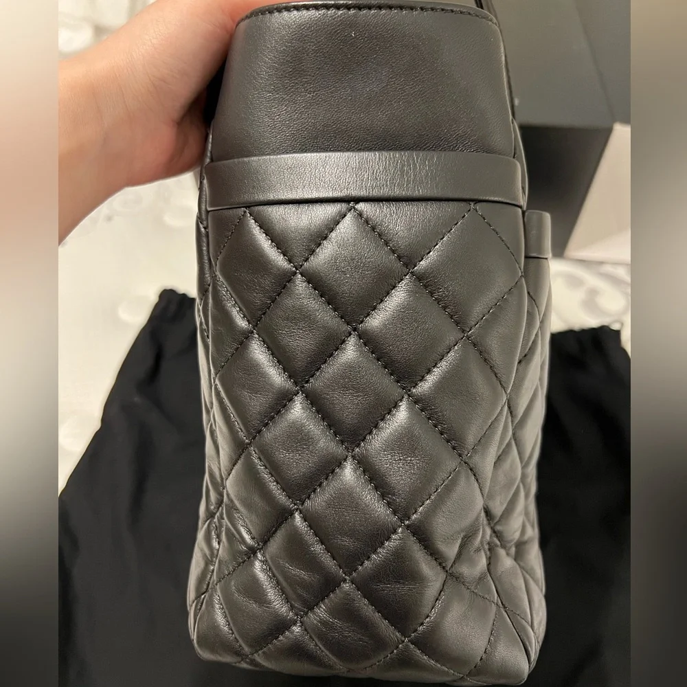 Chanel shoulder handbag with zipper